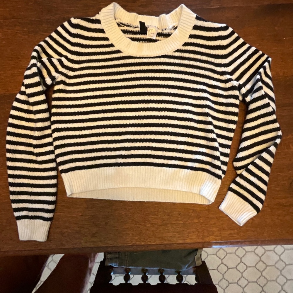 Divided by H&M black/white cropped sweater size 2 small